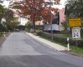 Bild: bkr
Freiwillig 30 km/h heißt es jetzt bereits in Plößberg. Dies wird bald durch die Geschwindigkeitsbegrenzung Pflicht werden. Links im Kurvenbereich ist die kaum sichtbare Einfahrt zum Kinderspielplatz.