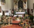 Bild: do
Ein mit den Gaben der Natur reichlich geschmückter Altarraum erwartete die Besucher des Gottesdienstes in der Wallfahrtskirche Weißenbrunn