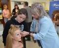 Bild: dob
Besonders Mädchen nahmen das Angebot der Friseurschule an und ließen sich die verschiedensten Frisurtechniken zeigen.