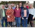 Bild: wro
Bürgermeister und Wahlleiter Toni Dutz (links) gratulierte der Vereinsspitze mit (von links) Roland Oppl, Theresa Oppl, Jonas Klarner, Kathrin Gleißner, Helmut Gleißner, Vanessa Haberkorn, Verena Haberkorn und Nadine Kneißl.