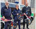 Bild: PI Neustadt/WN/exb
Landrat Andreas Meier (rechts) übergibt die neuen Fahrräder für die Jugendverkehrsschule an die Polizisten Michael Lauterbach (links) und Nicole Wettinger.