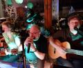 Archivbild: tat
Gute Musik braucht nicht viel – bei einem Konzert von Éire Music in Königstein gab es noch nicht einmal viel Platz. Trotzdem war die Stimmung riesig.