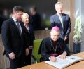 Bild: mab
In Anwesenheit der drei Bürgermeister Peter Neumeier, Gabi Wittleben und Karlheinz Dausch (von links) trägt sich Nuntius Erzbischof Nikola Eterović in das Goldene Buch des Marktes ein. "Caput anguli Christus - Christus ist der Eckstein" lautet der Eintrag im Wortlaut.