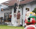 Bild: Gabi Schönberger
Marco Kraus und Freund Oli Krause stecken schon jetzt mitten in den Vorbereitungen. Pünktlich zum ersten Advent soll das Haus von Familie Kraus wieder weihnachtlich leuchten.