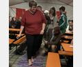 Bild: rro
"Socken runter" hieß es, als die Gesamtlänge der Fußstapfen von mehreren Bürgermeistern vermessen werden sollte. Ganz vorne: Erste Bürgermeisterin Anita Forster.