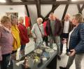 Bild: Knopfmuseum Bärnau/exb
Die Tradition des Spitzenklöppelns kann derzeit im Deutschen Knopfmuseum in Bärnau anhand von Exponaten der Künstlerin Frieda Roith (rechts) begutachtet werden. Bei der Midissage waren auch Herbert Seitz (Vorsitzender des Vereins zur Förderung des Deutschen Knopfmuseums) und Stadtrat Markus Fichtner (Zweiter und Dritter von rechts).