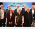 Bild: gf
Von den für 75 Jahre Geehrten waren drei persönlich anwesend (vorne von links): Alois Zanner, Heinrich Koller und Manfred Leiss, der ehemalige Arbeitsdirektor der Maxhütte. Hinten von links: Udo Fechtner, Martin Preuß, Horst Ott, Richard Reisinger und Joachim Bender.