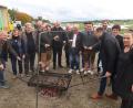 Bild: Kunz
Die Weidener CSU spielt manchmal mit dem Feuer. Beim Erdäpfelfest in Latsch kann dabei aber nicht viel passieren.
