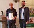 Bild: gi
Roland Watzke aus Ratingen wurde von Bürgermeister Bulenda für seinen 30-igsten Aufenthalt in Moosbach geehrt.