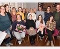 Bild: no
Die Neuwahlen brachten Veränderungen an der Vereinsspitze (sitzend Zweite von links)die neue Vorsitzende Bianca Zauner, (sitzend Zweite von rechts) Ann-Kathrin Brands, (sitzend, links): die scheidende Vorsitzende Christina Kinast, (sitzend rechts) die neue und alte Kassiererin Ramona Dehling, (stehend rechts) Pfarrer Thomas Schertel, (stehend, Dritter von rechts): Zweiter Bürgermeister Benjamin Hiltl sowie weitere Mitglieder der neuen Vorstandschaft.