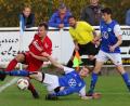 Bild: Dieter Jäschke
Der Tremmersdorfer Lukas Kutzer (Mitte) grätscht gegen Johannes Stopfer vom SC Kirchenthumbach. Das Derby endete mit einem 2:2-Unentschieden, wobei Tremmersdorf erst in der Schlussphase der Ausgleich gelang.