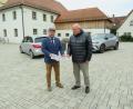 Bild: adj
Zweiter Bürgermeister Dominik Baschnagel (links) und Geschäftsleiter Rüdiger Fuhrmann verschaffen sich einen Eindruck von der Parksituation auf dem sanierten Pfarrplatz.