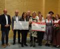 Bild: Josef Graf
Bei der Spendenübergabe waren dabei (von links): Dirk Lippmann, Bürgermeister Ludwig Lang, Renate Weickl, Albert Walter, Volz Fleckenstein, Lydia Mossburger sowie Bettina Geiler, Angelika und Josef Graf und Kathrin Ziegaus.