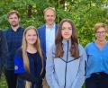 Bild: khg
Verbindungslehrer Philipp Mitterer ( links hinten) mit Schulamtsdirektor Stephan Tischer und Verbindungslehrerin auf Schulamtsebene Jutta Gebhardt. Die Schülersprecher (vorne von links) Anton Hellerer (Kümmersbruck), Loe Niabel Fürsattel (Vilseck), Anastasia Gerlach und Sarah El Sayed (beide Amberg).