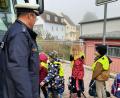 Bild: njn
Polizeioberkommissar Carsten Landgraf mit den Schülern vor dem Bus