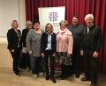 Bild: dob
Martha Bauer aus Altenstadt (links) Hannelore Hopfner aus Schönsee (Vierte von links) und Claudia Wiesent aus Erpetshof (Dritte von links) wurden zum gleichberechtigten Bezirksleitungsteam gewählt. Der Moosbacher Pfarrer Udo Klösel (Zweiter von rechts) ist neuer Geistlicher Beirat des Frauenbunds. Der langjährige Waidhauser Pfarrer, Georg Hartl (rechts) wurde verabschiedet, da er in den Ruhestand wechselte. Stellvertretende Diözesanvorsitzende Josefa Bauer (Zweite von links) und Geistliche Diözesanbeirätin Birgitt Pfaller (Dritte von rechts) informierten die Führungskräfte über Angebote des Diözesanverbands, die allen Frauen offen stehen.