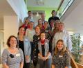 Bild: Armin Hofbauer/AELF Regensburg-Schwandorf/exb
Anne Wurzbacher, Leiterin des Sachgebiets Gemeinschaftsverpflegung (vorne links) und Katharina Goerg (vorne rechts), ebenfalls vom AELF Regensburg-Schwandorf, mit den Kursteilnehmern.