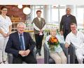 Bild: njn
Margareta Reger feierte ihren 100. Geburtstag. Dazu gratulierten unter anderem Bürgermeister Johannes Reger (sitzend, links) und vom BRK-Seniorenwohn- und Pflegeheim Heimleiter Andreas Wöhrl (stehend rechts) sowie die Mitarbeiter.