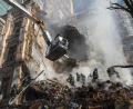 Bild: Roman Hrytsyna
Feuerwehrleute arbeiten nach dem Beschuss auf Gebäude durch eine Drohne. Russland hat am Montagmorgen Kiew erneut mit Drohnen angegriffen.