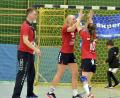 Archivbild: Hubert Ziegler
Freude bei den Handballerinnen des HC Sulzbach, hier Selina Sensen (Mitte) und Lisa Steiner (rechts) mit Trainer Martin Feldbauer (links).