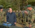 Bild: Carl Schulze/Bundeswehr
Der Kommandeur der Panzerbrigade 12, Brigadegeneral Andreas Kühne (rechts), erläutert Bundeskanzler Olaf Scholz (SPD, Mitte) die Munition für den Schützenpanzer Puma.