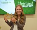 Bild: ubb
Amelie Heyd durfte die neue Christkind-Krone beim Casting schon einmal probeweise in die Hand nehmen. Als sie per Telefon kurz darauf hörte, dass sie als das diesjährige Christkind ausgewählt wurde, war ihre Freude riesengroß.