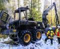Bild: Hösamer
Auch die Feuerwehren konnten nicht mehr verhindern, dass der Harvester komplett zerstört wurde. Rechts im Bild Einsatzleiter Thomas Knerer, Kommandant der Feuerwehr Steinberg am See.
