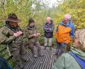 Bild: bsc
Die Naturparkranger Cornelia Greiner (Zweite von links) und Jonas Ständer (links) zeigten den Teilnehmern der Exkursion im Steinwald auch einen Pflanzenkopf eines Torfmooses.