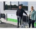 Bild: Stadt Neustadt/exb
Bürgermeister Sebastian Dippold ist zufrieden. Andrea Fütterer hat auf ihrem Firmengelände drei zusätzliche Ladesäulen für Elektrofahrzeuge installiert, die jeder anfahren kann.