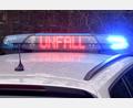 Symbolbild: Carsten Rehder
Die Leuchtschrift „Unfall“ auf dem Dach eines Polizeiwagens.