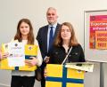 Bild: Tobias Hase/stmuk
Elisabeth Schledewitz und Theodora-Maria Szabo (Augustinus-Gymnasium Weiden) erhalten ihre Auszeichnungen von Ministerialdirektor Stefan Graf.