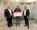 Bild: Carola Farago/exb
Sparkassen-Vorstandschef Gerhard Hösl (rechts) und Leiter der Geschäftsstelle Floß, Ulrich Höcker (links), überreichen 4650 Euro an Bürgermeister Robert Lindner (Mitte).