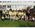 Bild: ds
Die 21 Prüflinge zum Radler-Führerschein mit (hinten, von links) Lehrerin Susanne Koch, Michael Gradl (TÜV), Stefanie Bär (Elternbeirat), Marliesa Morales (Sparkasse), Johann Gebhardt (Verkehrswacht), Bürgermeister und Schulverbandsvorsitzender Peter Achatzi, den Verkehrspolizisten Philipp Böhme und Andreas Trenz sowie Rektorin Birgit Molitor.