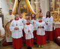 Bild: gi
Zwei neue Ministranten Alisa Picka und Emily Schnupfhagn (vorn von links) wurden beim Festgottesdienst am Kirchweihsonntag in die Schar der Ministranten der Expositur Etzgersrieth durch Pfarrer Udo Klösel aufgenommen.