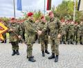 Bild: Eichl
Kommandoübergabe im Rahmen eines öffentlichen Appells: Major Daniel Madeheim (rechts) übergibt das Kommando über die 3. Batterie des Artilleriebataillons 131 an Hauptmann Philipp Richter, in der Mitte der stellvertretende Bataillonskommandeur Stefan Zadlo.