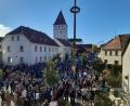 Bild: jud
Den Tanz der 30 Kirwapaare um den Baum verfolgten auf dem Dorfplatz in Großschönbrunn bei bestem Wetter viele Zuschauer.