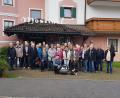 Bild: Wanderfreunde Mitterteich/exb
Die Gruppe der Wanderfreunde Mitterteich vor dem Hotel "Moserhof" in Reutte/Breitenwang.
