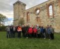 Bild: Stefan Farmbauer/exb
Zum Abschluss des kurzweiligen Tages stellten sich die Teilnehmer zum Gruppenfoto vor der Ruine der ehemaligen Pfarrkirche von Hopfenohe auf.
