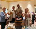Bild: mor
„Ozapft is“: CSU-Ortsvorsitzende Anita Hessler (von rechts) Oberst Kevin Poole, Bürgermeister Edgar Knobloch und Anita Stauber stoßen nach dem Anzapfen des ersten Zoigl-Bierfassen auf eine gelungene Kirwa an.