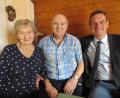 Bild: adj
Mit Freude nimmt Hans Pöll mit Ehefrau die Glückwünsche zum 85. Geburtstag von Bürgermeister Ernst Schicketanz entgegen.