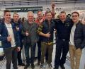 Bild: fvo
Aktive der Spielberger Feuerwehr treffen bei der Fachmesse für Feuerwehr, Zivil- und Katastrophenschutz – Feuerwehrmesse in Dresden auf einen alten Bekannten. Am Stand von "FeuerwehrWilli" (Zweiter von rechts) wird der erfolgreiche Filmdreh der Spielberger gefeiert.