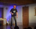 Archivbild: aha
Markus Langer – hier in der Rolle des Sepp Bumsinger – auf der Bühne im Wutschdorfer Pfarrsaal.