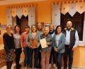Bild: Bianca Gietl/exb
Evelyn Reis, Kathrin Schönl, Stefanie Schirdewahn, Renate Heitzer, Michaela Reitinger, Herta Schlosser, Ulrike Haider, Ingrid Gradl und Pfarrer Hans Spitzhirn (von links) zeigt das Bild nach der Neuwahl und Ehrung.