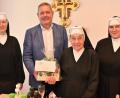 Bild: gf
(v.l.n.r.) Provinzoberin Schwester Theresia, Erster Bürgermeister Joachim Neuß, Schwester Reinhilde Neubauer und die Oberin des Ruheheims Schwester Paula.