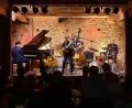 Bild: rha
Mit zeitlos swingendem Jazz, beseeltem Blues und rasantem Bebop begeistern Jazzgitarrist Philipp Stauber (Mitte) und sein Quartett im Kulturkasten auf Burg Dagestein.