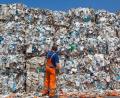 Symbolbild: Patrick Pleul/dpa
Was zunächst nach Müll aussieht, ist Recyclingpapier. Auch die Stadt Weiden verbraucht hauptsächlich Altpapier mit dem Siegel "Blauer Engel".