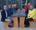 Bild: wel
Die Vorstandsmitglieder des Fördervereins "Die Ortenburger" probieren die Sitzgelegenheiten im neu gestalteten Pausen-Innenhof aus: (von links) Oberstudienrat Ludwig Pfeiffer, Hermann Zierer, Ulrich Wohlgemuth, Josef Biebl, Manfred Klug, Tobias Krafczyk und Anne Gierlach.