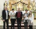 Bild: Michael Birkhan/exb
Reinhold Seiz (links) übergibt nach 39 Jahren Chorleitung der All Generations den Taktstab an Maren Gleixner sowie seine Schwester Marion Elling (Mitte). Diese Wiederum gibt die Leitung des Jugendchors sowie der Kirchenmäuse an Florian Schieder und Felicia Krauß.