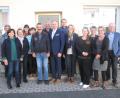 Bild: knh
In ihren Ämtern bestätigt werden Richard Kammerer (Bildmitte) als Vorsitzender, Ulrike Schiller (Bildmitte rechts) als Kassier sowie Evi Jankowsky (vorne links) und Gerhard Seiser (Bildmitte links) als Beisitzer. Katja Nübler und Sonja Oleson (vorne von rechts) halten einen Vortrag über Wohnraumanpassung im Alter.