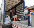 Bild: Gaby Reiml/exb
Helfer der Neunburger Kolpingsfamilie packten beim Entladen eines Sammelfahrzeugs an.